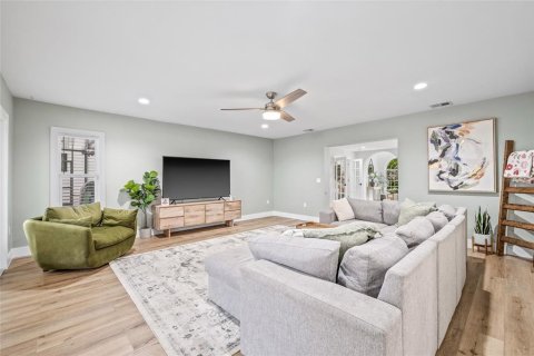 House in Tampa, Florida 4 bedrooms, 373.93 sq.m. № 1639855 - photo 21