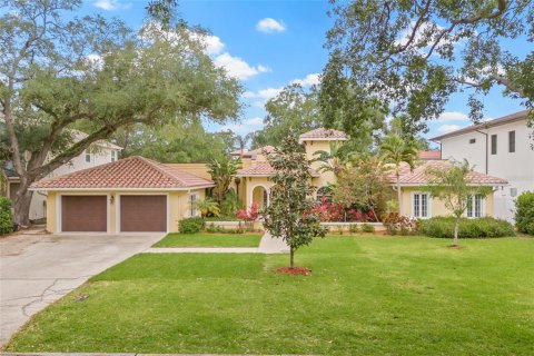 House in Tampa, Florida 4 bedrooms, 373.93 sq.m. № 1639855 - photo 1