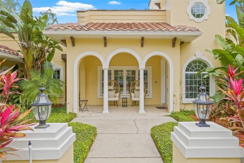 House in Tampa, Florida 4 bedrooms, 373.93 sq.m. № 1639855 - photo 3