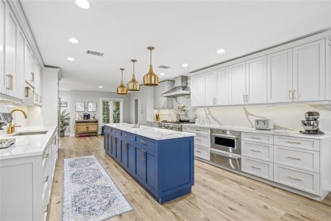 House in Tampa, Florida 4 bedrooms, 373.93 sq.m. № 1639855 - photo 16