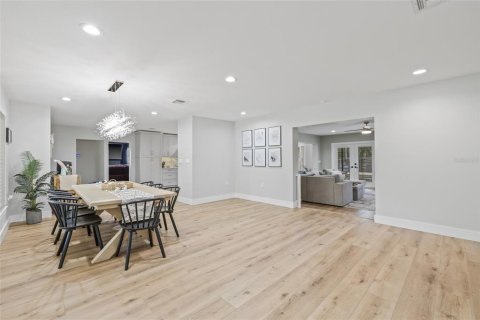 House in Tampa, Florida 4 bedrooms, 373.93 sq.m. № 1639855 - photo 8