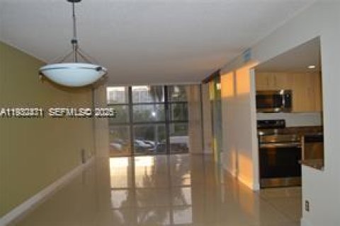 Купить кондоминиум в Халландейл-Бич, Флорида 2 спальни, 99.87м2, № 1990850 - фото 2