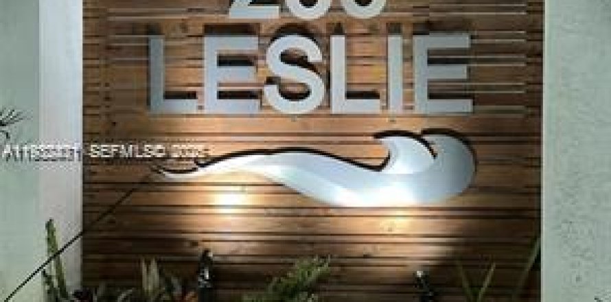 Кондоминиум с 2 спальнями в Халландейл-Бич, Флорида № 1990850