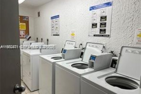 Купить кондоминиум в Халландейл-Бич, Флорида 2 спальни, 99.87м2, № 1990850 - фото 18