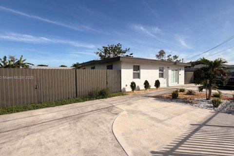 Villa ou maison à vendre à Miami, Floride: 3 chambres, 110.37 m2 № 1966806 - photo 2