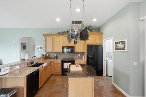 House in Port St. Lucie, Florida 3 bedrooms, 193.05 sq.m. № 2399917 - photo 13