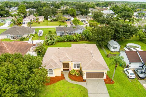 House in Port St. Lucie, Florida 3 bedrooms, 193.05 sq.m. № 2399917 - photo 10