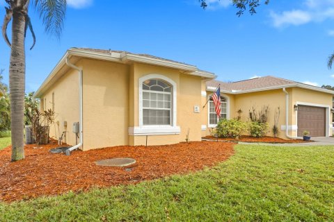 House in Port St. Lucie, Florida 3 bedrooms, 193.05 sq.m. № 2399917 - photo 3