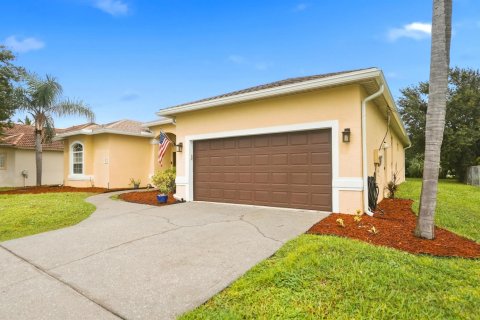 House in Port St. Lucie, Florida 3 bedrooms, 193.05 sq.m. № 2399917 - photo 4