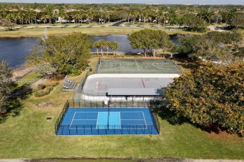 House in Weston, Florida 5 bedrooms, 290.04 sq.m. № 2033174 - photo 28