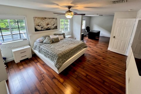 House in Weston, Florida 5 bedrooms, 290.04 sq.m. № 2033174 - photo 16