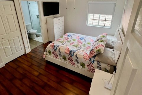 House in Weston, Florida 5 bedrooms, 290.04 sq.m. № 2033174 - photo 20