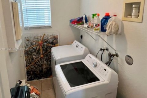 House in Weston, Florida 5 bedrooms, 290.04 sq.m. № 2033174 - photo 12