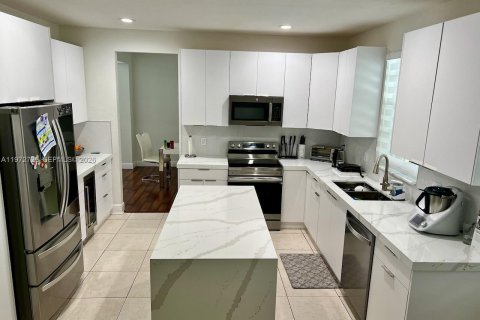 House in Weston, Florida 5 bedrooms, 290.04 sq.m. № 2033174 - photo 6