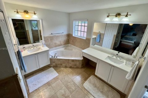 House in Weston, Florida 5 bedrooms, 290.04 sq.m. № 2033174 - photo 17