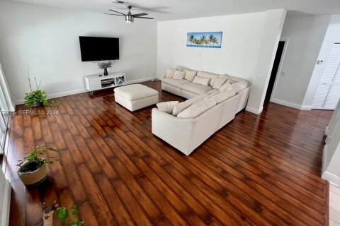 House in Weston, Florida 5 bedrooms, 290.04 sq.m. № 2033174 - photo 9