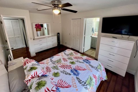 House in Weston, Florida 5 bedrooms, 290.04 sq.m. № 2033174 - photo 22