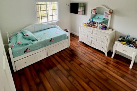 House in Weston, Florida 5 bedrooms, 290.04 sq.m. № 2033174 - photo 19