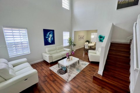 House in Weston, Florida 5 bedrooms, 290.04 sq.m. № 2033174 - photo 3