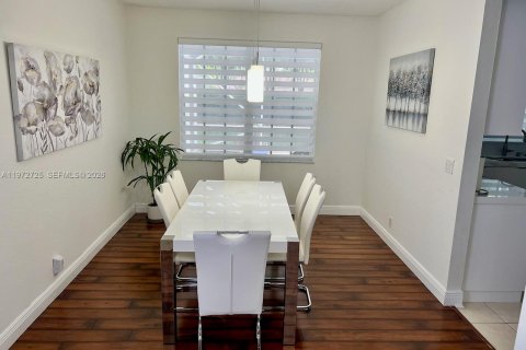 House in Weston, Florida 5 bedrooms, 290.04 sq.m. № 2033174 - photo 5