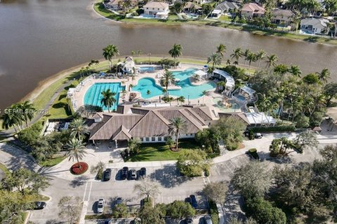 House in Weston, Florida 5 bedrooms, 290.04 sq.m. № 2033174 - photo 29