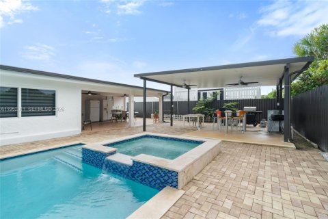 House in Miami, Florida 3 bedrooms, 182.09 sq.m. № 2006134 - photo 17