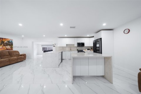 House in Miami, Florida 3 bedrooms, 182.09 sq.m. № 2006134 - photo 9