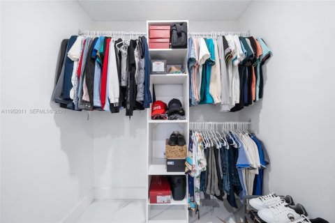 House in Miami, Florida 3 bedrooms, 182.09 sq.m. № 2006134 - photo 18