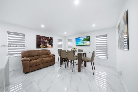 House in Miami, Florida 3 bedrooms, 182.09 sq.m. № 2006134 - photo 12