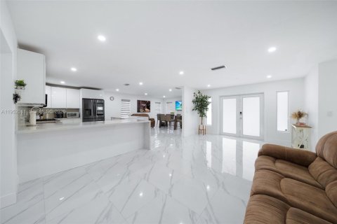 House in Miami, Florida 3 bedrooms, 182.09 sq.m. № 2006134 - photo 2