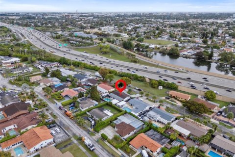 House in Miami, Florida 3 bedrooms, 182.09 sq.m. № 2006134 - photo 25