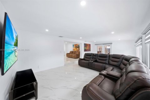 House in Miami, Florida 3 bedrooms, 182.09 sq.m. № 2006134 - photo 13