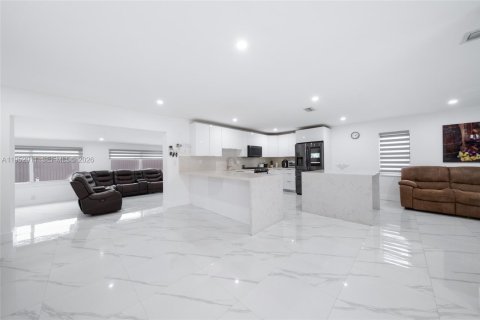 House in Miami, Florida 3 bedrooms, 182.09 sq.m. № 2006134 - photo 7