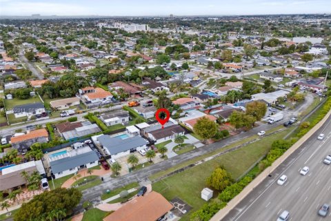 House in Miami, Florida 3 bedrooms, 182.09 sq.m. № 2006134 - photo 24