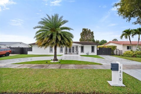 House in Miami, Florida 3 bedrooms, 182.09 sq.m. № 2006134 - photo 1