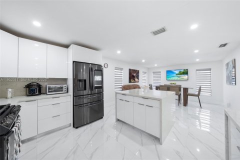 House in Miami, Florida 3 bedrooms, 182.09 sq.m. № 2006134 - photo 11