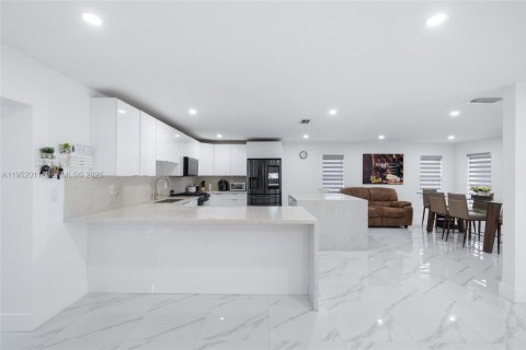 House in Miami, Florida 3 bedrooms, 182.09 sq.m. № 2006134 - photo 8