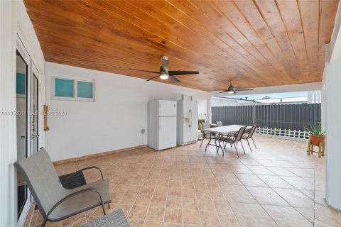 House in Miami, Florida 3 bedrooms, 182.09 sq.m. № 2006134 - photo 14