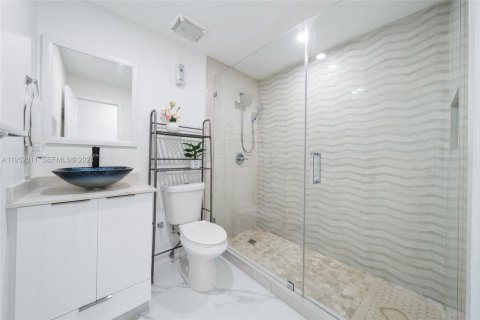 House in Miami, Florida 3 bedrooms, 182.09 sq.m. № 2006134 - photo 20