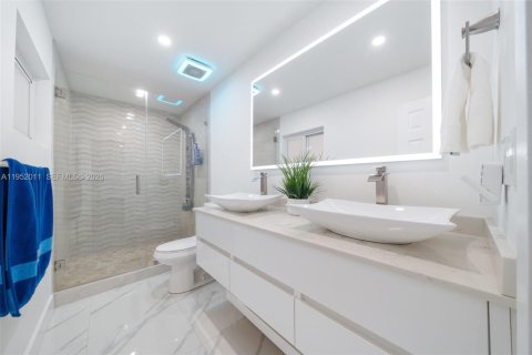 House in Miami, Florida 3 bedrooms, 182.09 sq.m. № 2006134 - photo 3