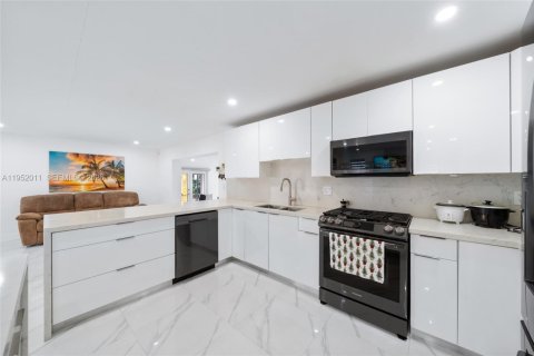 House in Miami, Florida 3 bedrooms, 182.09 sq.m. № 2006134 - photo 10