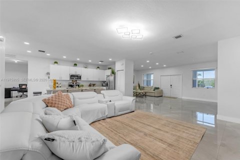 House in Homestead, Florida 4 bedrooms, 246.56 sq.m. № 2040062 - photo 9