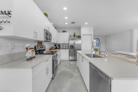 House in Homestead, Florida 4 bedrooms, 246.56 sq.m. № 2040062 - photo 12