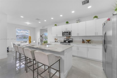 House in Homestead, Florida 4 bedrooms, 246.56 sq.m. № 2040062 - photo 11