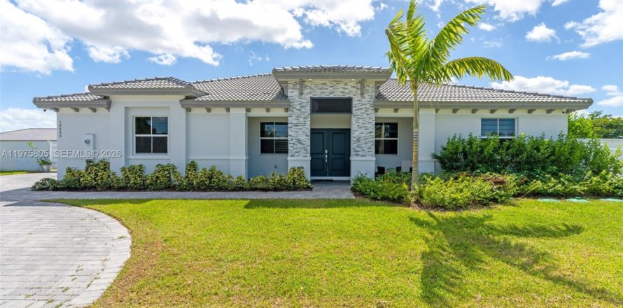House in Homestead, Florida 4 bedrooms, 246.56 sq.m. № 2040062