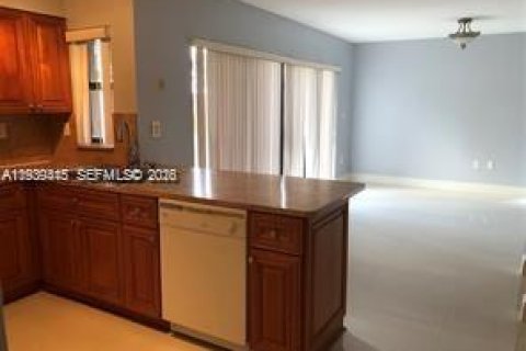 Снять в аренду виллу или дом в Майами, Флорида 4 спальни, 149.94м2, № 1997265 - фото 3