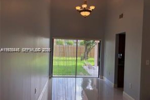 Снять в аренду виллу или дом в Майами, Флорида 4 спальни, 149.94м2, № 1997265 - фото 4