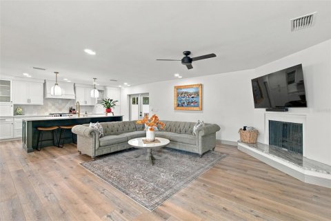 House in Tampa, Florida 4 bedrooms, 201.51 sq.m. № 2393709 - photo 11
