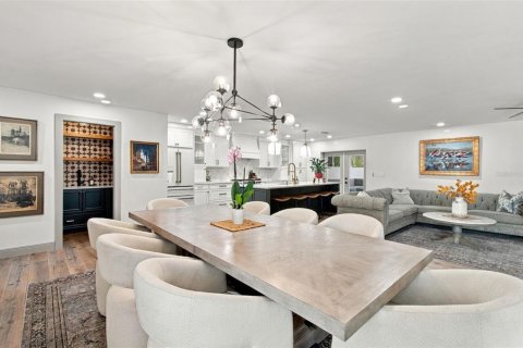 House in Tampa, Florida 4 bedrooms, 201.51 sq.m. № 2393709 - photo 9
