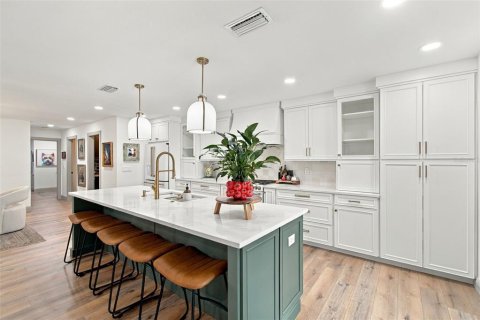 House in Tampa, Florida 4 bedrooms, 201.51 sq.m. № 2393709 - photo 14